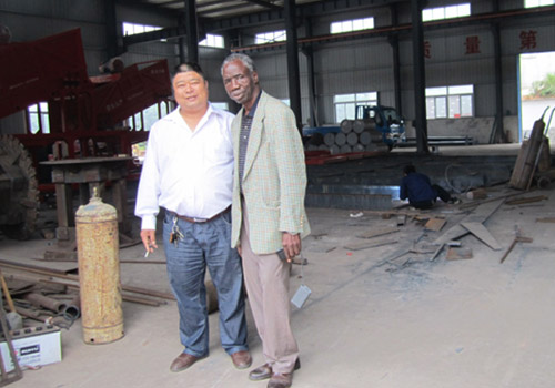 老總與加納客戶在車(chē)間 