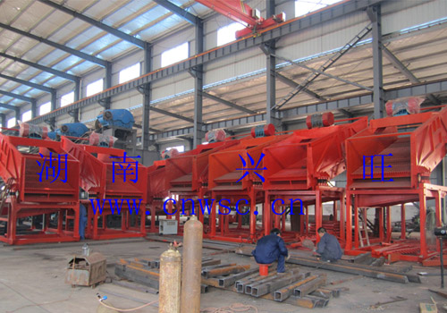 振動(dòng)選金溜槽生產(chǎn)車(chē)間 2015-1